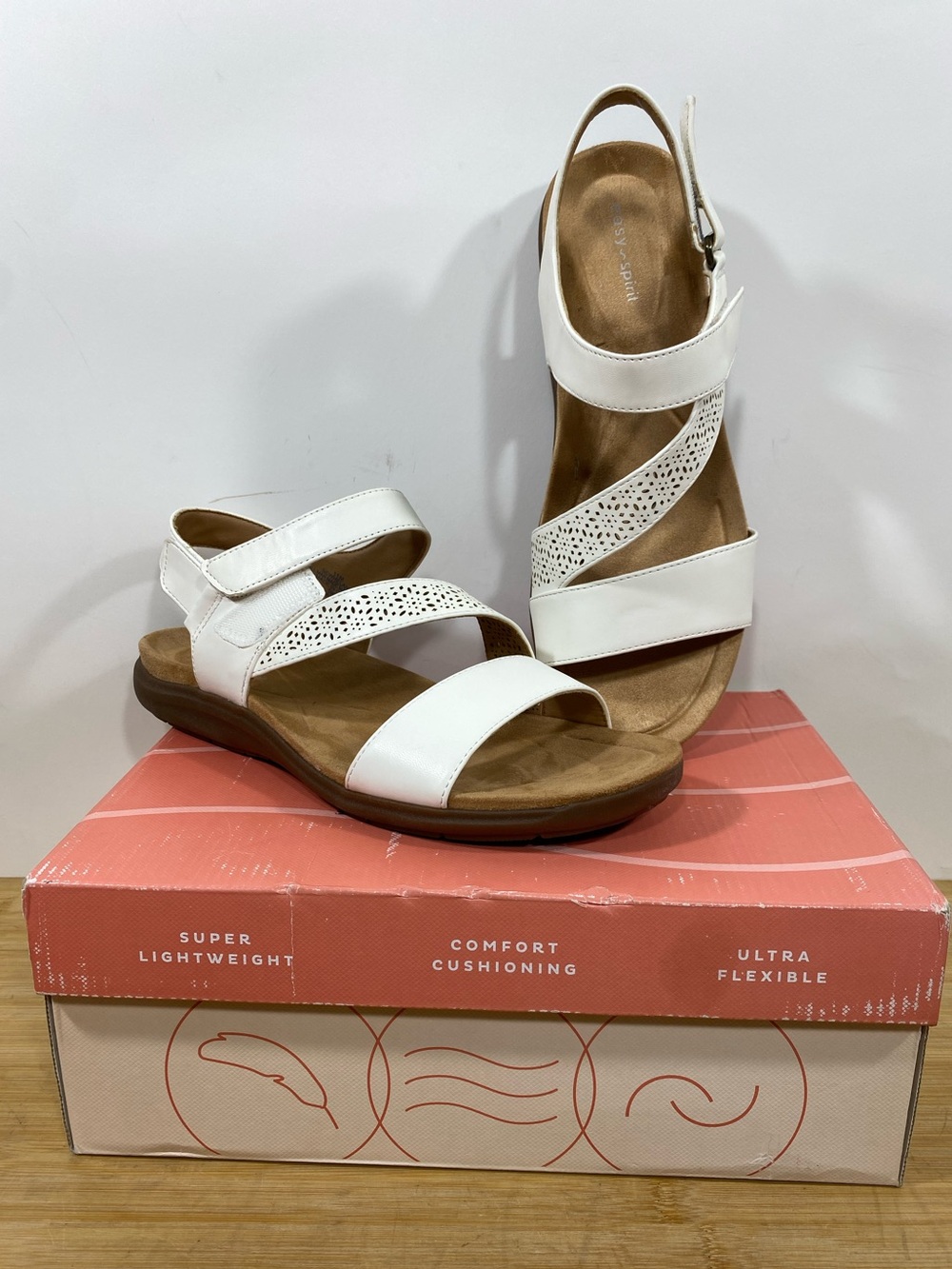 NIB Easy Spirit Whelan White Comfort Strappy Sandals sz 11M faux leather